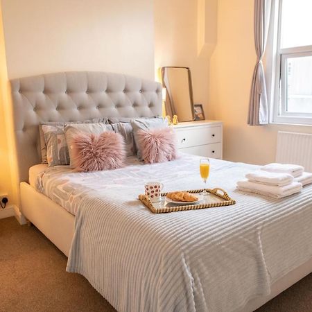 4 Bedroom Flat With High Speed Wi-Fi In North Acton, Ealing, West Лондон Екстер'єр фото