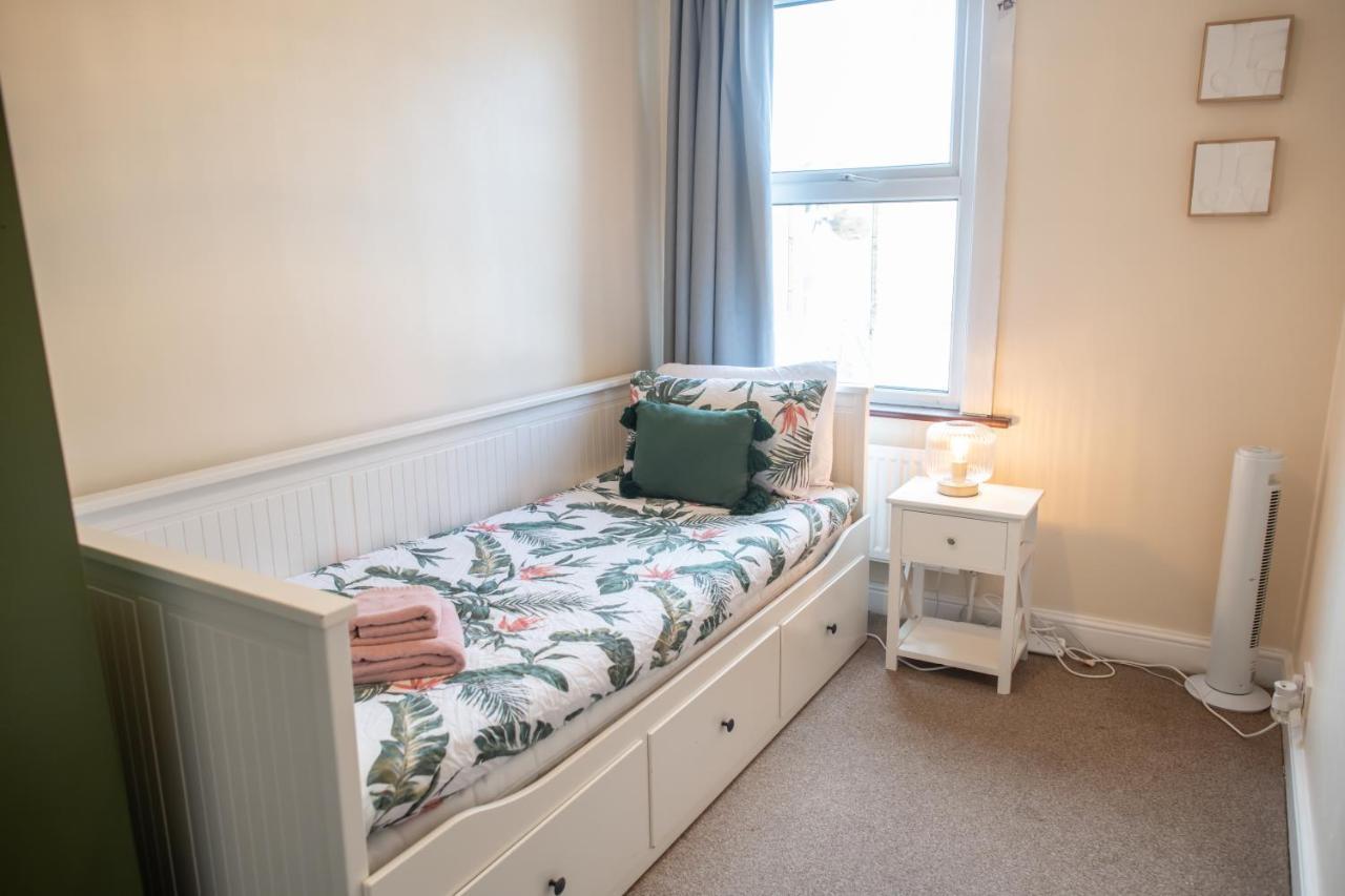 4 Bedroom Flat With High Speed Wi-Fi In North Acton, Ealing, West Лондон Екстер'єр фото