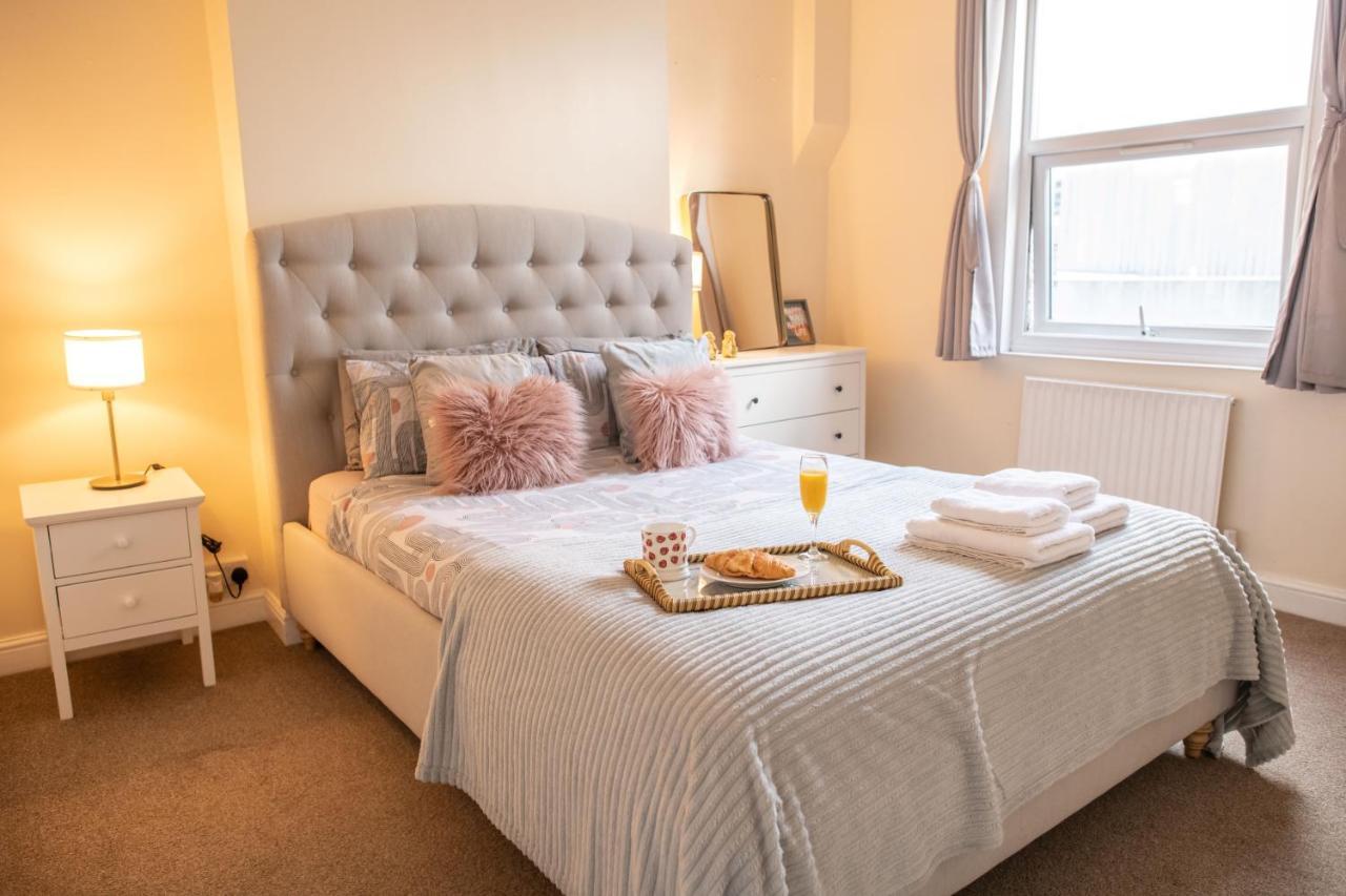 4 Bedroom Flat With High Speed Wi-Fi In North Acton, Ealing, West Лондон Екстер'єр фото