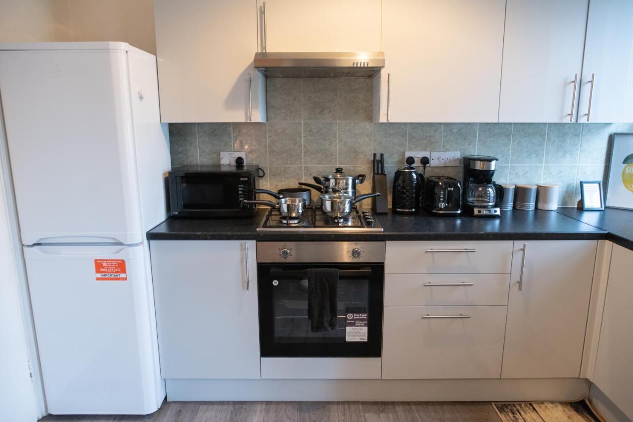 4 Bedroom Flat With High Speed Wi-Fi In North Acton, Ealing, West Лондон Екстер'єр фото