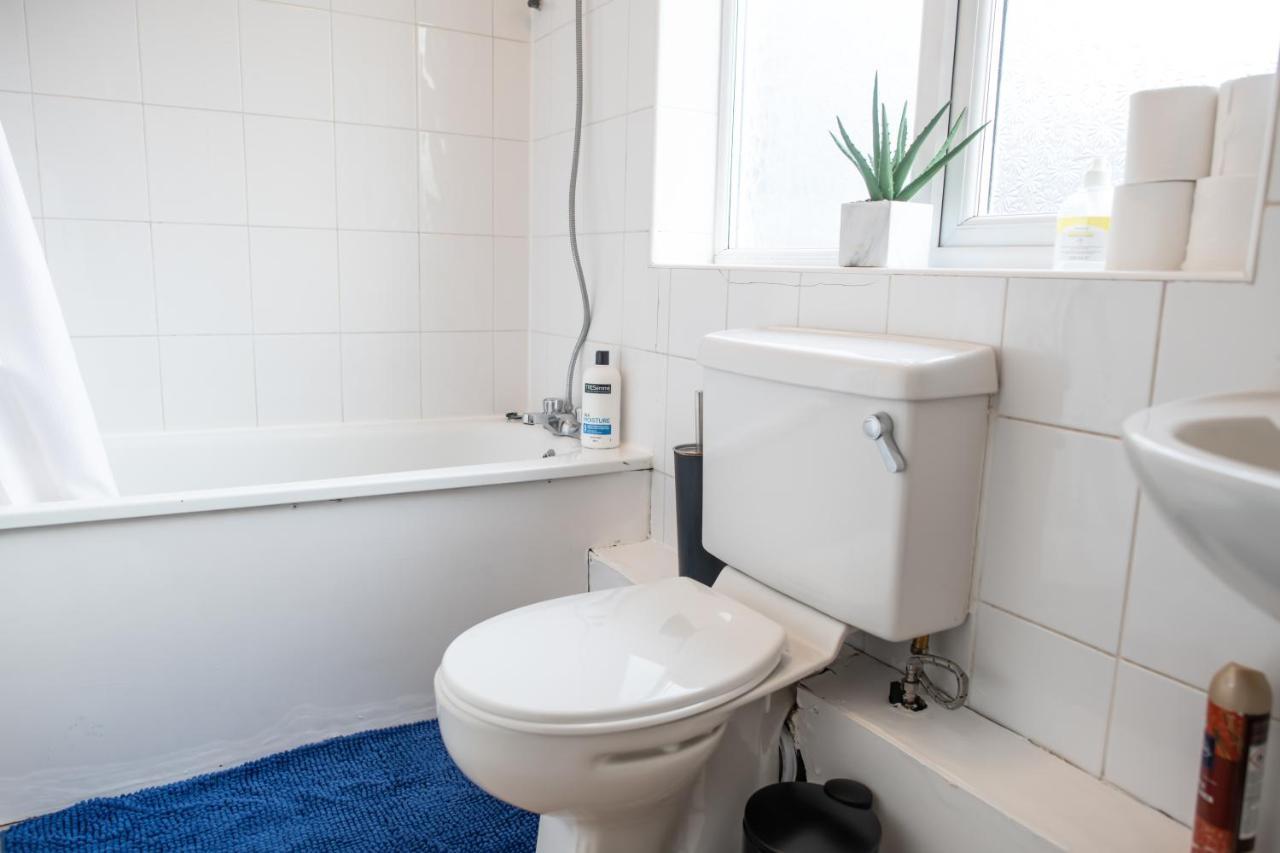 4 Bedroom Flat With High Speed Wi-Fi In North Acton, Ealing, West Лондон Екстер'єр фото