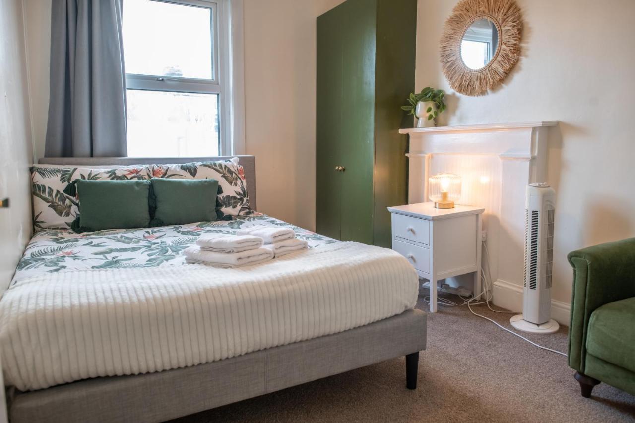 4 Bedroom Flat With High Speed Wi-Fi In North Acton, Ealing, West Лондон Екстер'єр фото