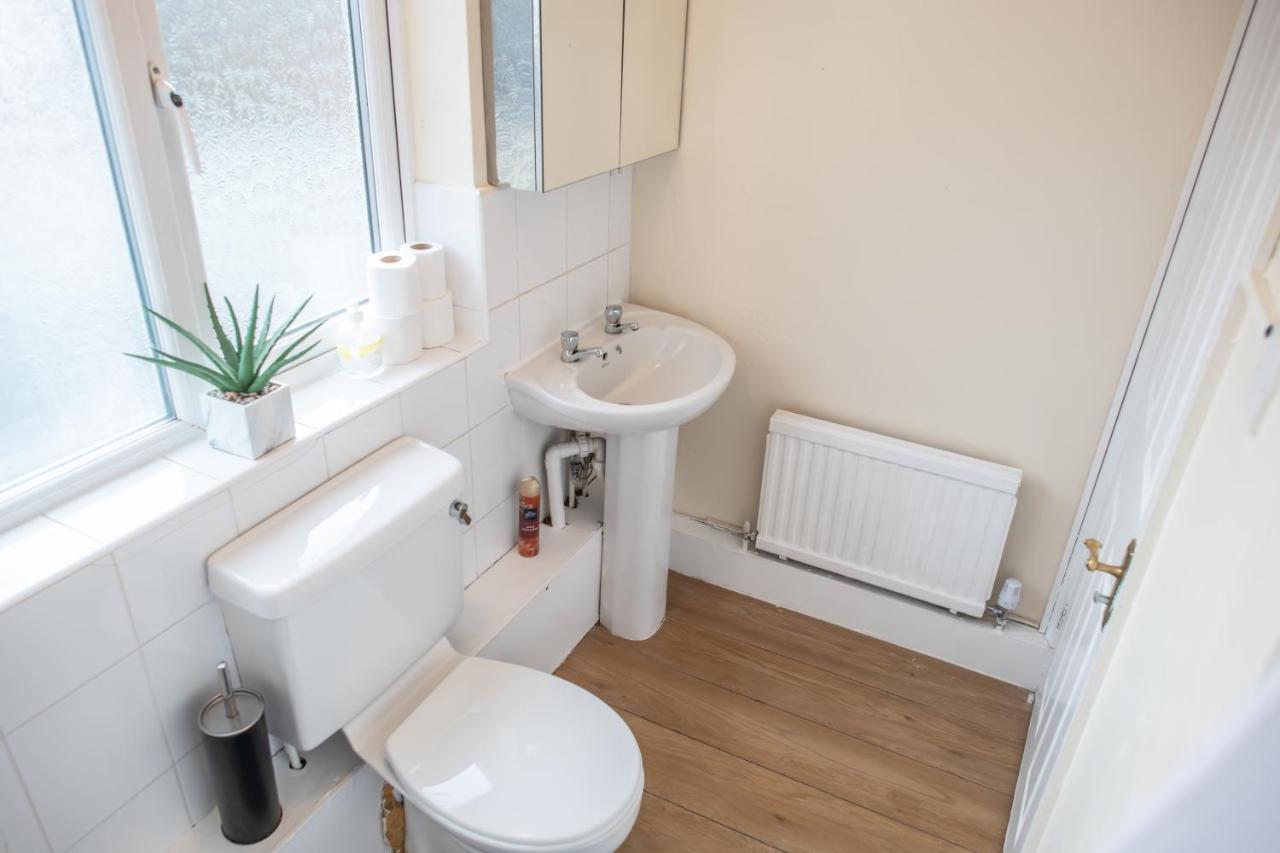 4 Bedroom Flat With High Speed Wi-Fi In North Acton, Ealing, West Лондон Екстер'єр фото