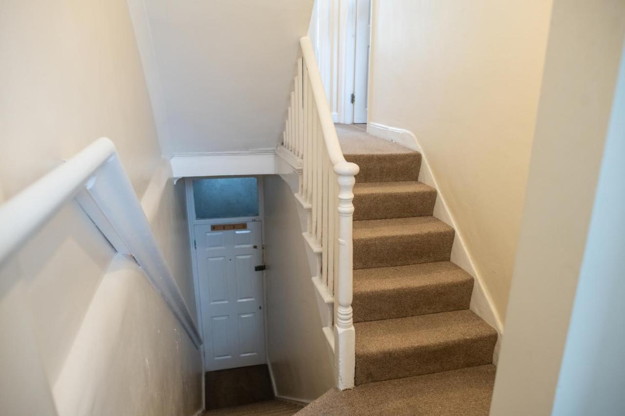 4 Bedroom Flat With High Speed Wi-Fi In North Acton, Ealing, West Лондон Екстер'єр фото
