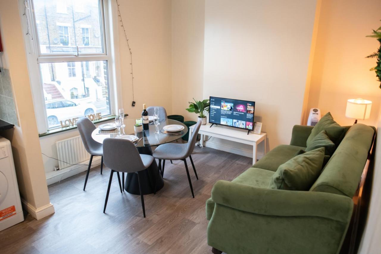 4 Bedroom Flat With High Speed Wi-Fi In North Acton, Ealing, West Лондон Екстер'єр фото