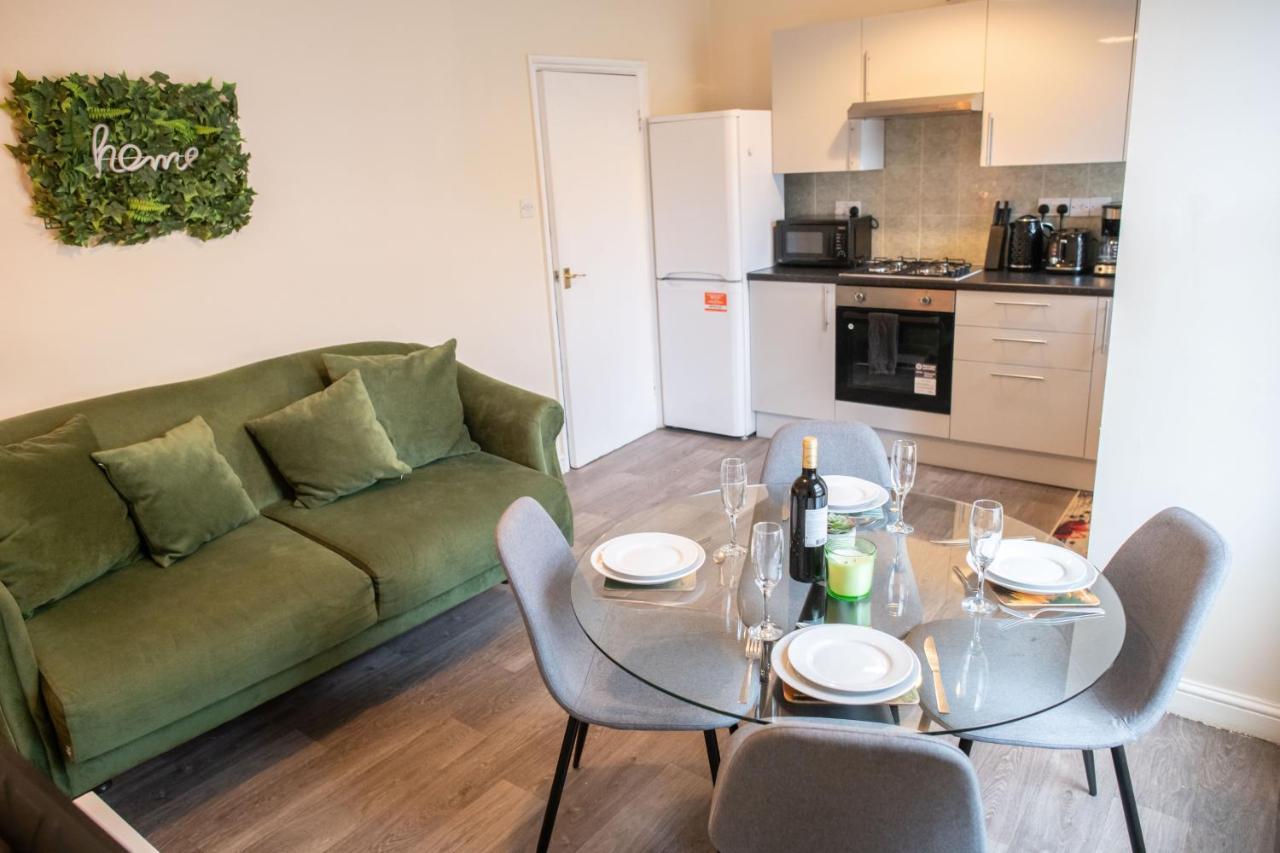 4 Bedroom Flat With High Speed Wi-Fi In North Acton, Ealing, West Лондон Екстер'єр фото