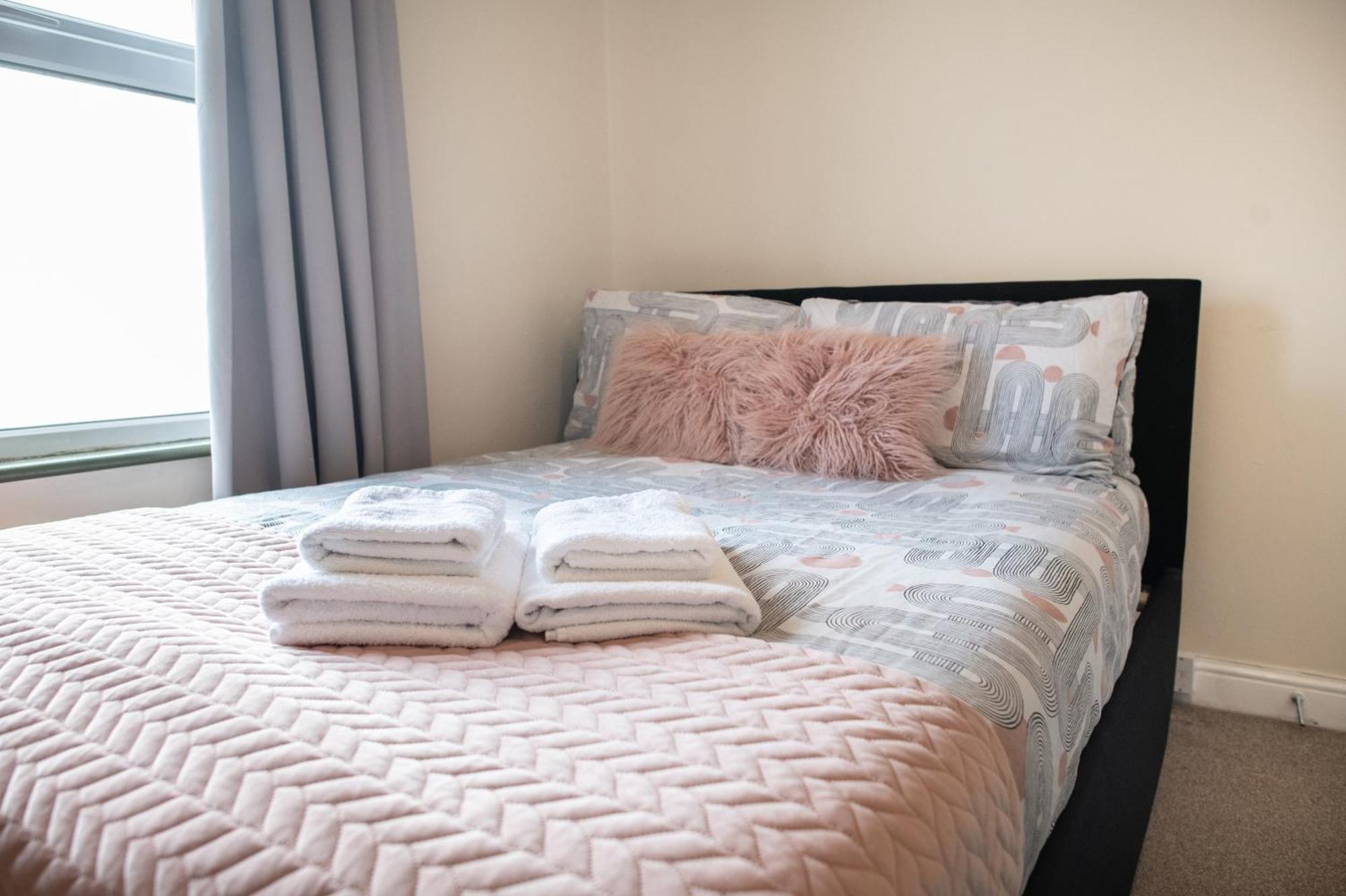 4 Bedroom Flat With High Speed Wi-Fi In North Acton, Ealing, West Лондон Екстер'єр фото