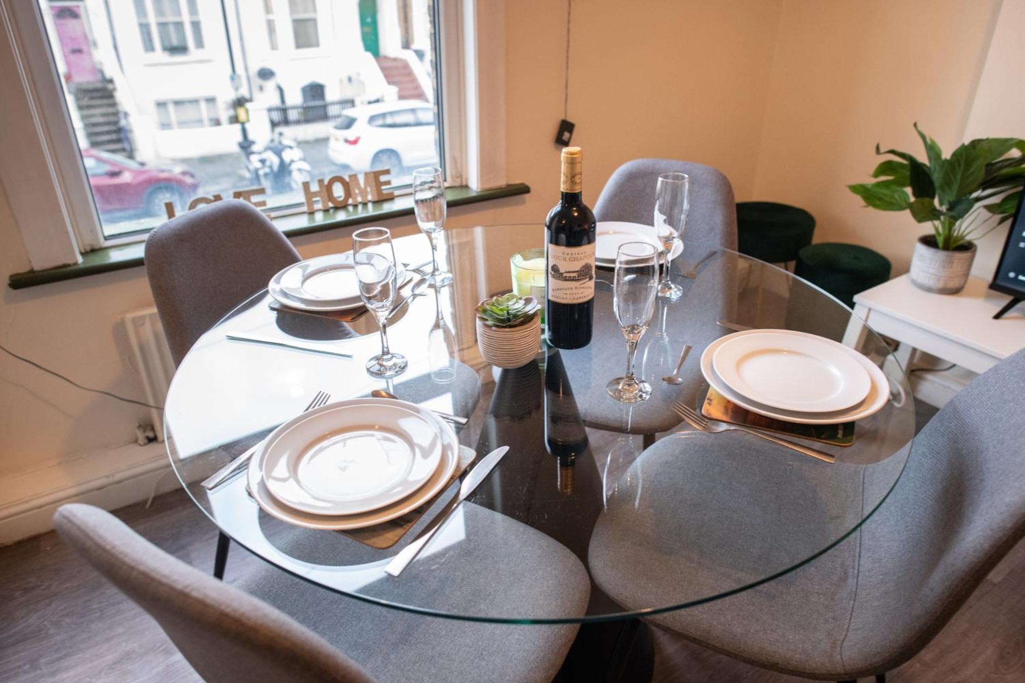 4 Bedroom Flat With High Speed Wi-Fi In North Acton, Ealing, West Лондон Екстер'єр фото