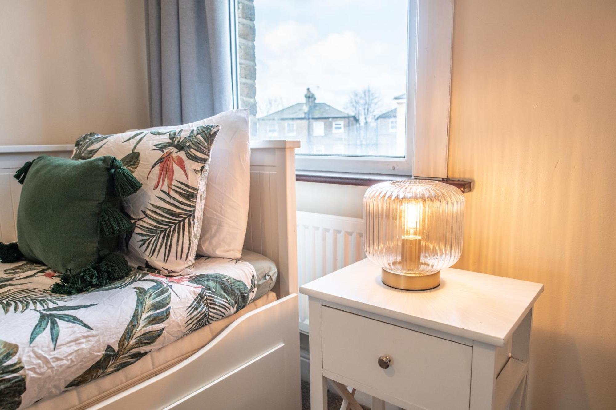 4 Bedroom Flat With High Speed Wi-Fi In North Acton, Ealing, West Лондон Екстер'єр фото