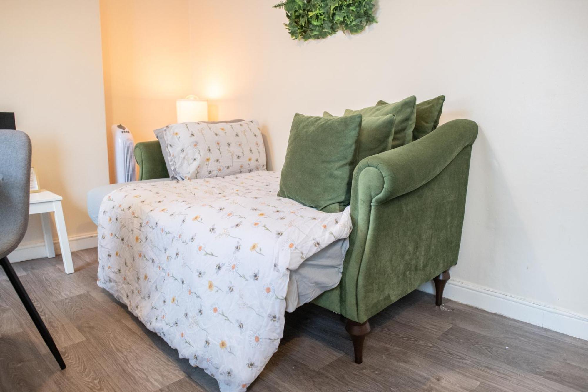 4 Bedroom Flat With High Speed Wi-Fi In North Acton, Ealing, West Лондон Екстер'єр фото