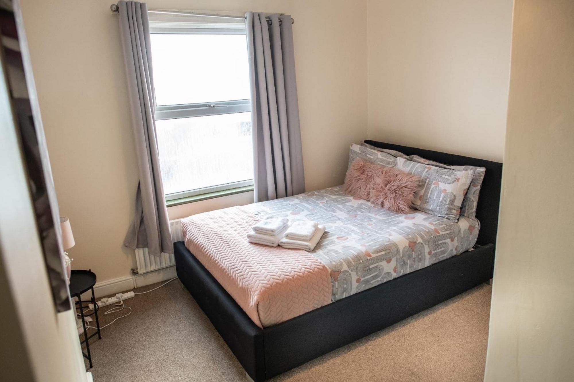 4 Bedroom Flat With High Speed Wi-Fi In North Acton, Ealing, West Лондон Екстер'єр фото