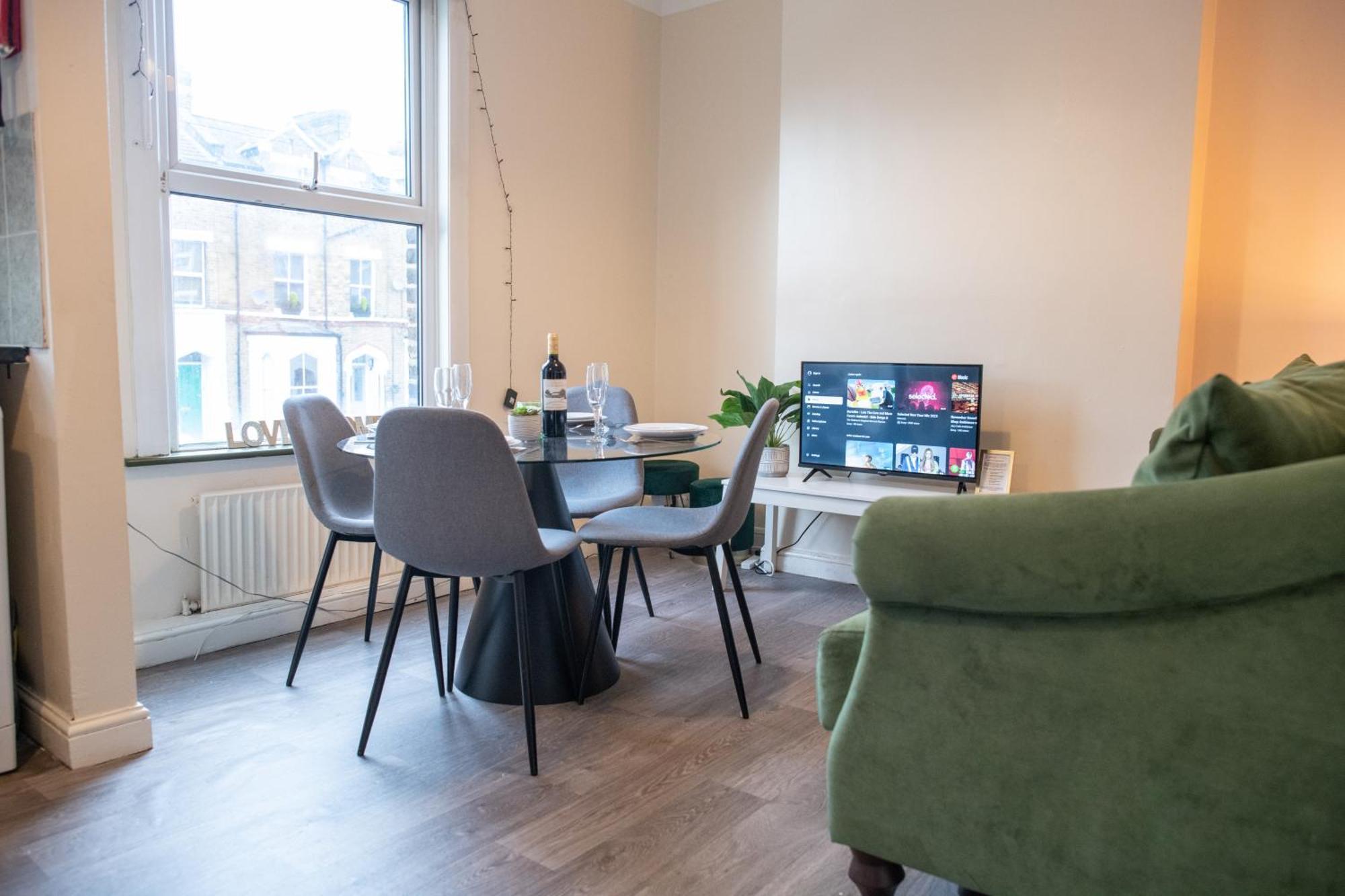 4 Bedroom Flat With High Speed Wi-Fi In North Acton, Ealing, West Лондон Екстер'єр фото